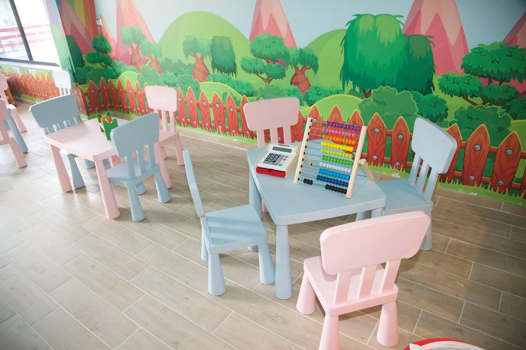 Sala con tavoli e sedute per i bambini
