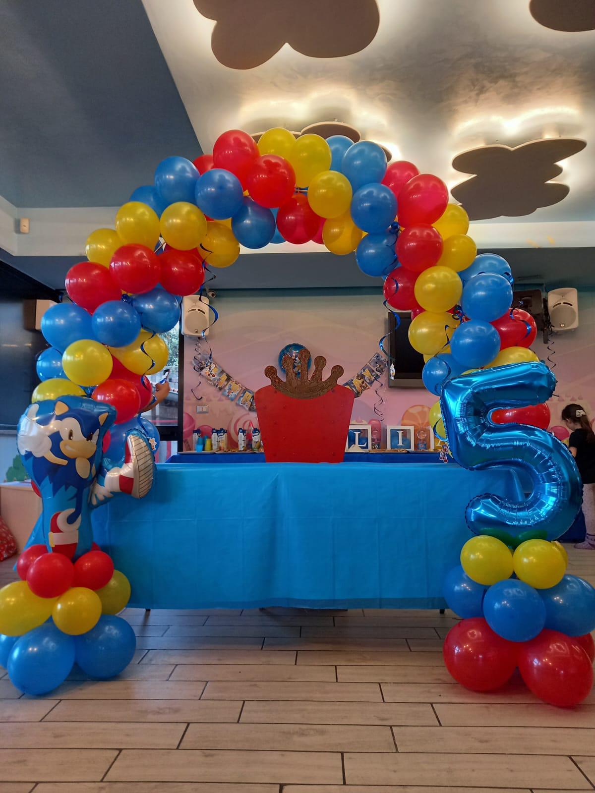 Allestimento di compleanno colorato