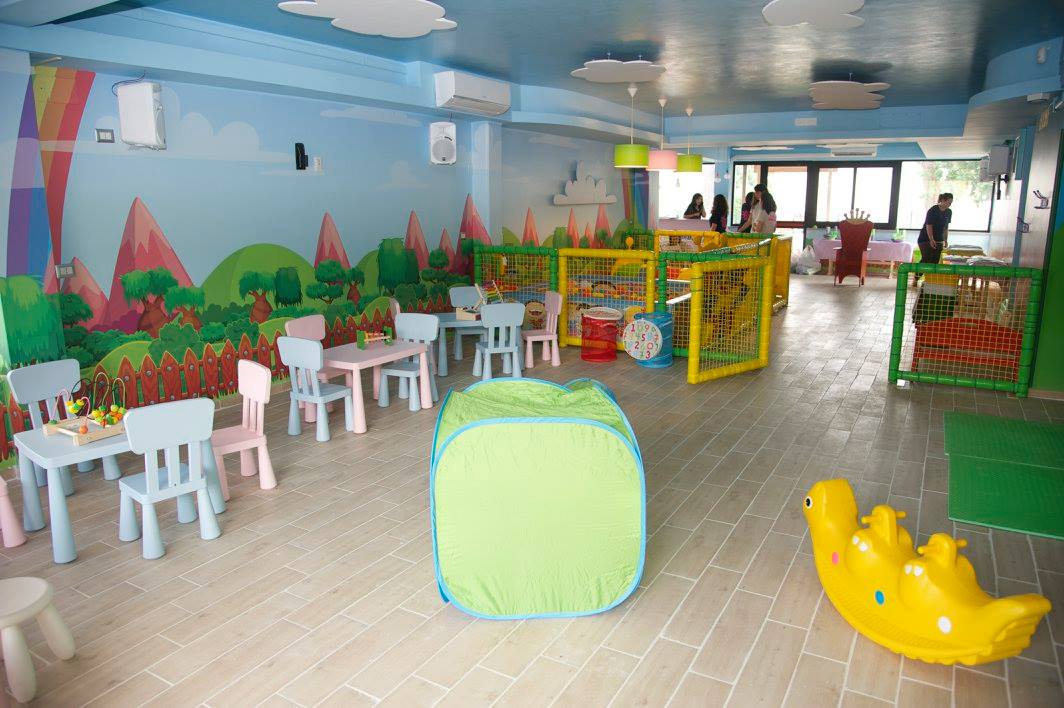 Spazio giochi e tavolini per bambini